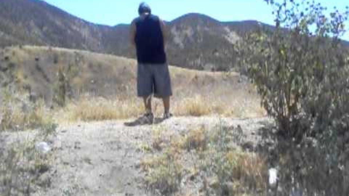 o celebra vedeta de televiziune pozata in timp ce urina in boscheti