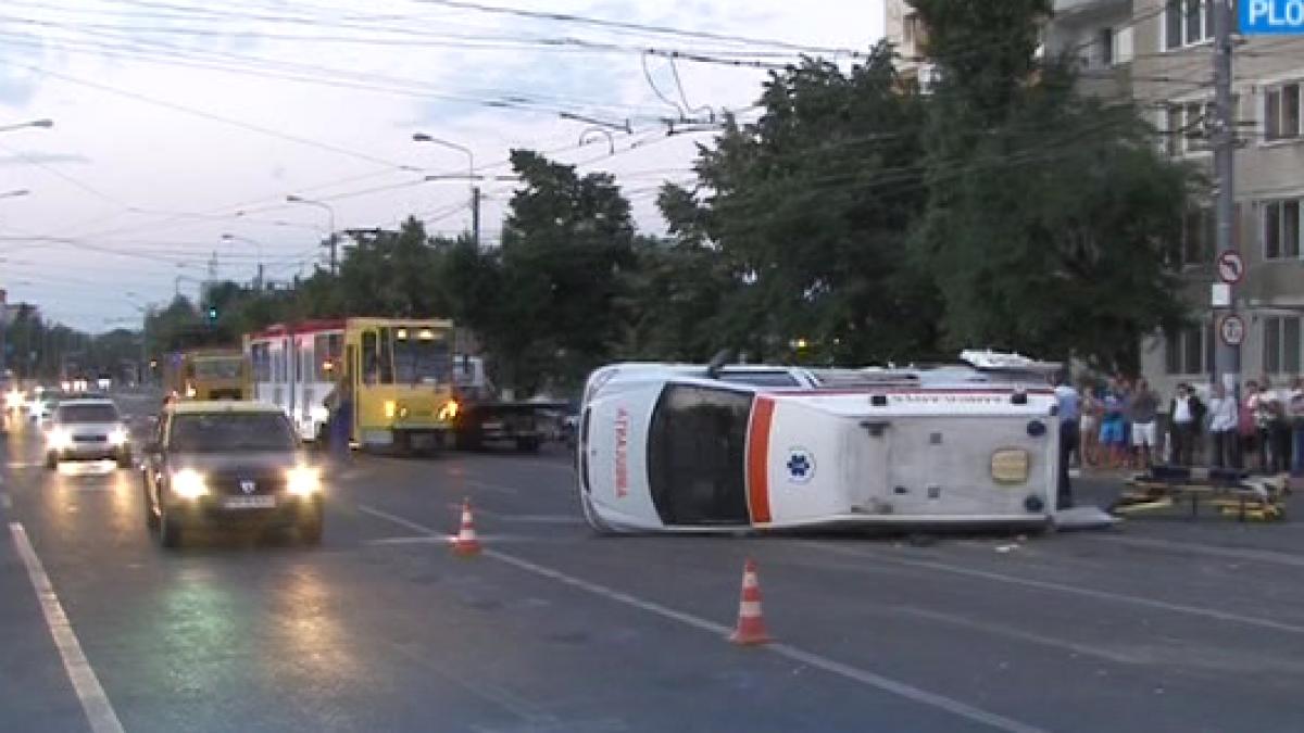 accident grav in ploiesti cinci persoane au fost ranite dupa ce o masina a intrat intr o ambulanta