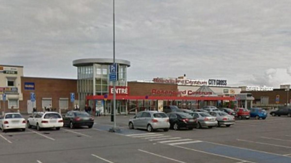 atac armat intr un centru comercial din suedia atacatorul este in libertate