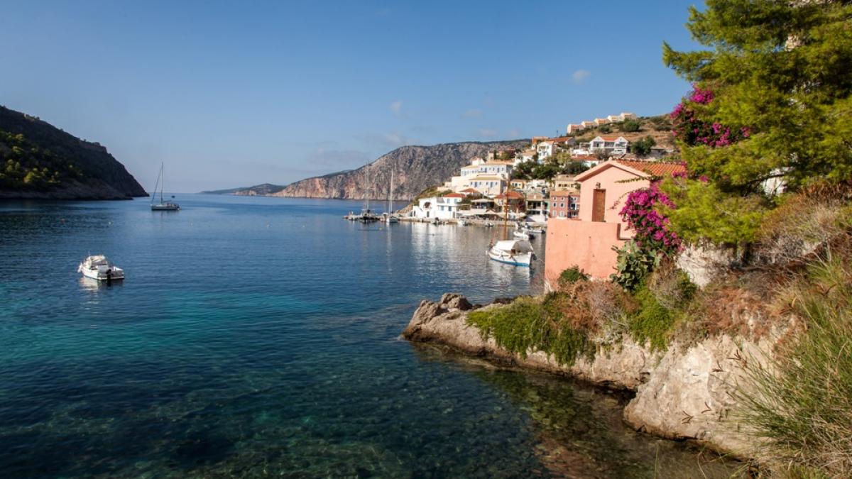 kefalonia insula luxurianta cu ape de safir