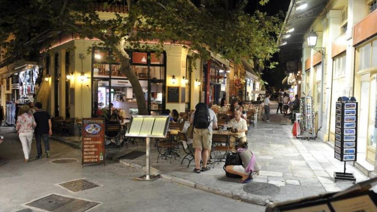 s a uitat pe geam si a inlemnit ce faceau doi tineri in fata casei sale erau in plina strada si