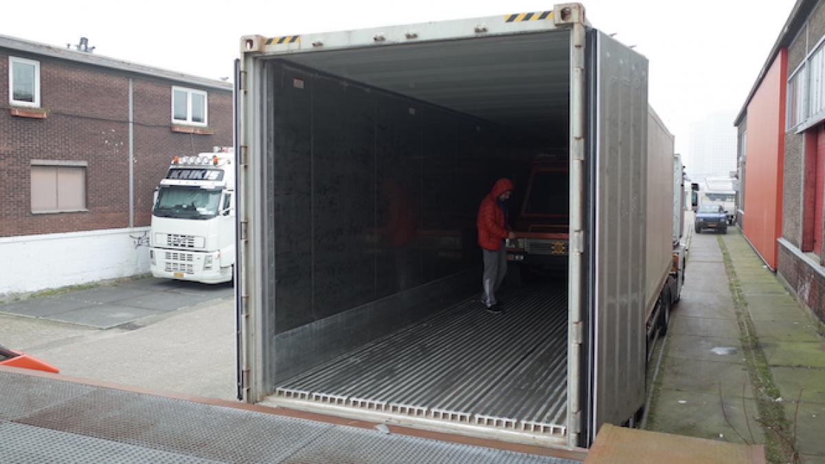 a dat 100 de dolari pe un container dar nu stia ce e in el acum e putred de bogat