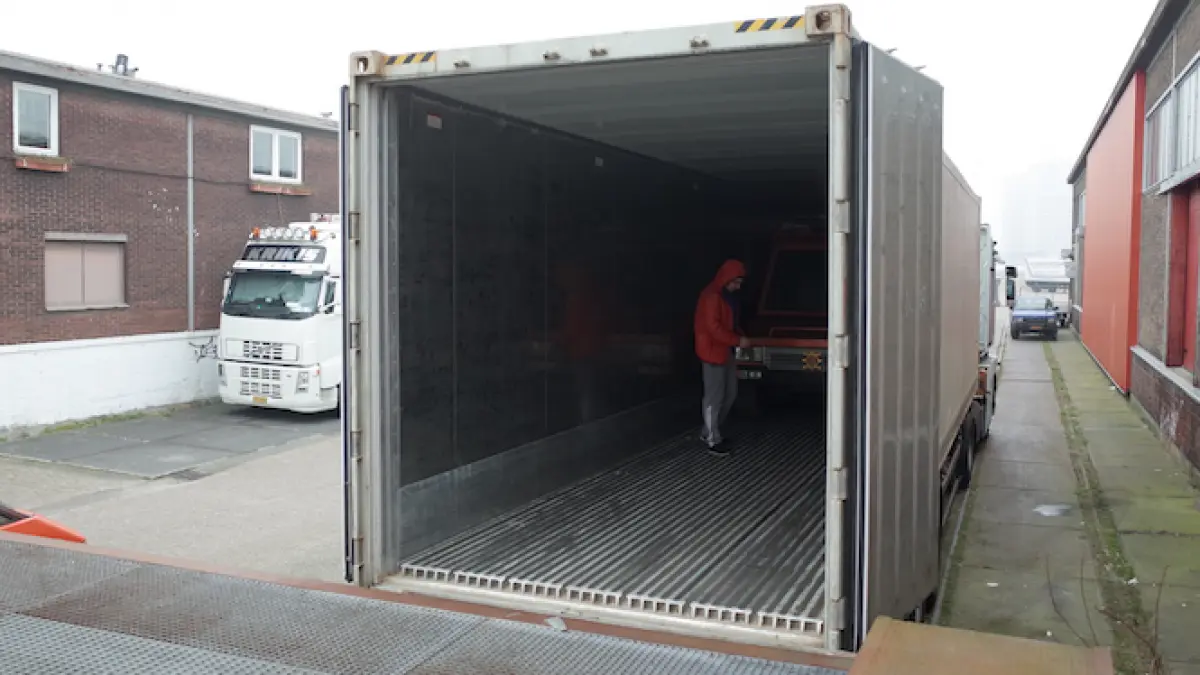 a dat 100 de dolari pe un container dar nu stia ce e in el acum e putred de bogat
