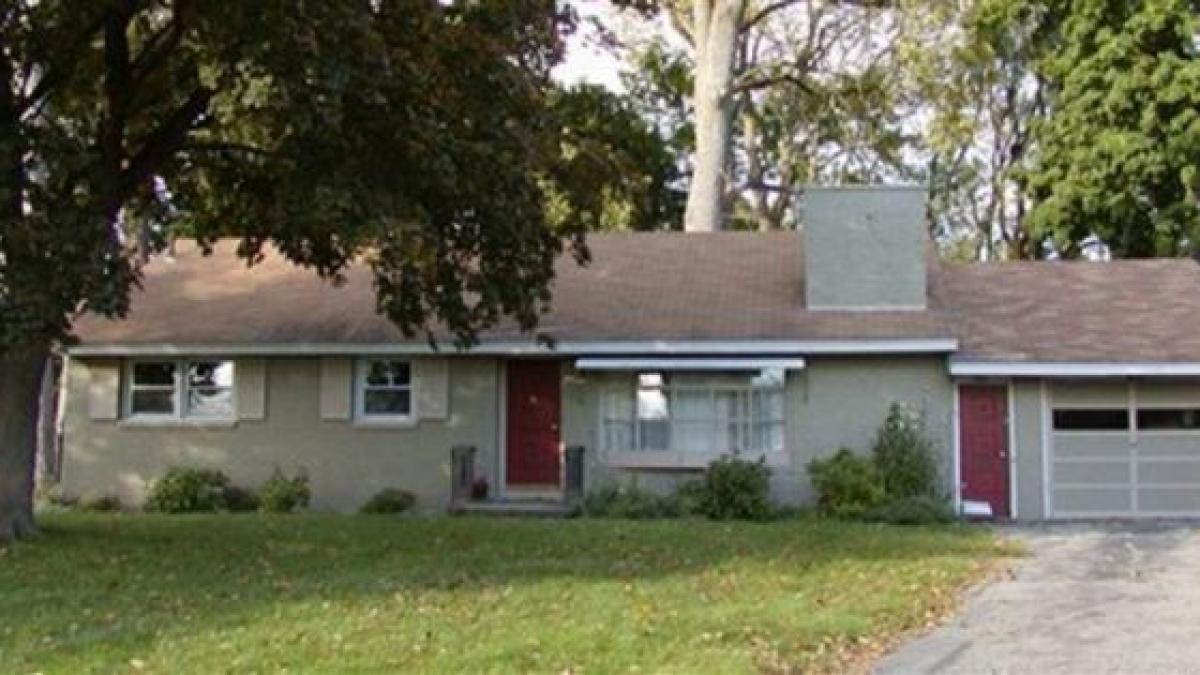 aceasta casa nu a mai fost locuita de la sfarsitul anilor 50 recent un american a cumparat locuinta