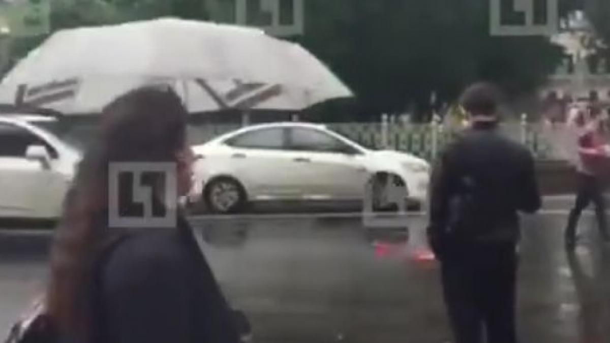 i a cazut din masina o cutie cand au vazut ce era toti trecatorii s au oprit sa faca poze