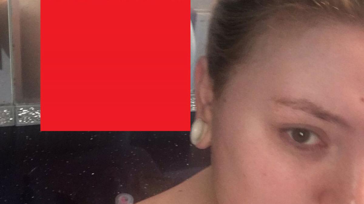 s a pozat asa toti prietenii au inceput sa rada cand au observat ce se vede in oglinda