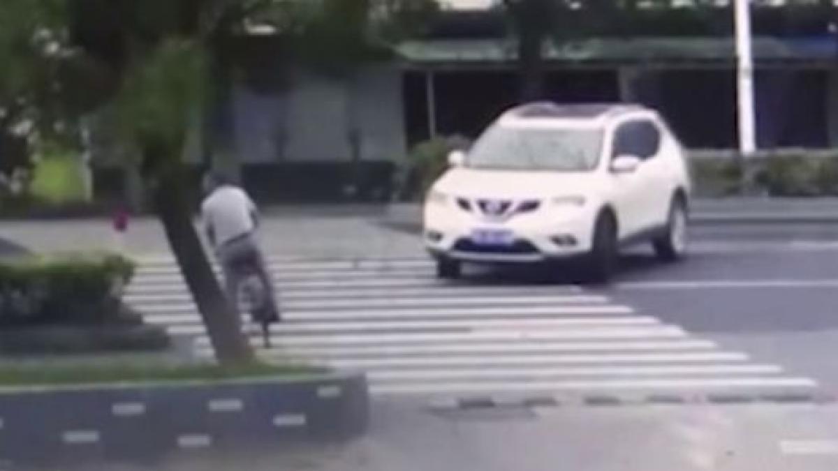 video un biciclist a scapat ca prin urechile acului de o moarte cumplita