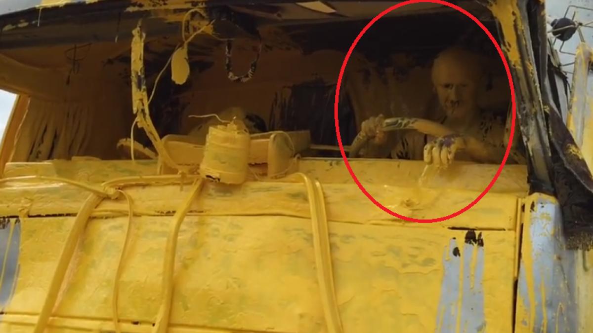 dublu ghinion pentru un sofer de camion ce a patit dupa ce a acrosat o remorca plina cu vopsea video