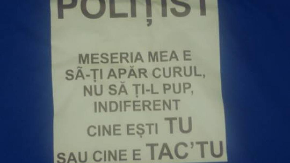 mesaj incredibil pe tricoul unui politist de la rutiera acesta s a trezit cu sute de cereri de