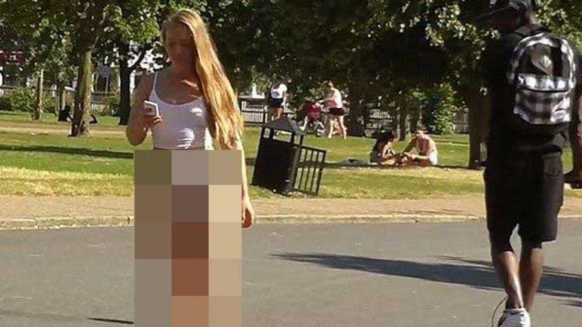 video toti barbatii s au intors dupa ea trebuie sa vezi cum a indraznit sa iasa femeia asta din casa