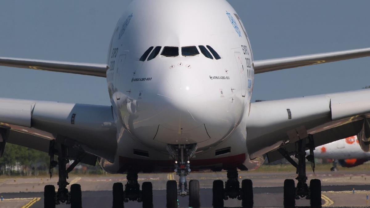 alerta pe aeroportul amsterdam schiphol masuri de securitate sporite dupa o informatie in legatura