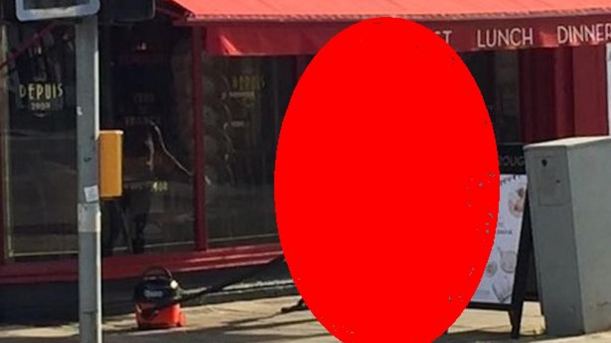 cum a fost fotografiata o femeie in fata unei cafenele trecatorii au crezut ca nu vad bine