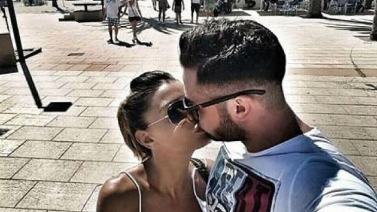 a dat sa si sarute iubitul si a ridicat capul dar ceva i a scapat