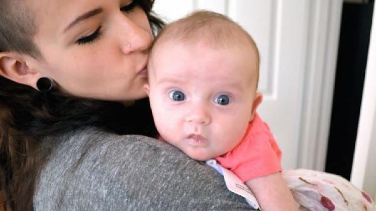 a vazut un om fara adapost si s a apropiat de el