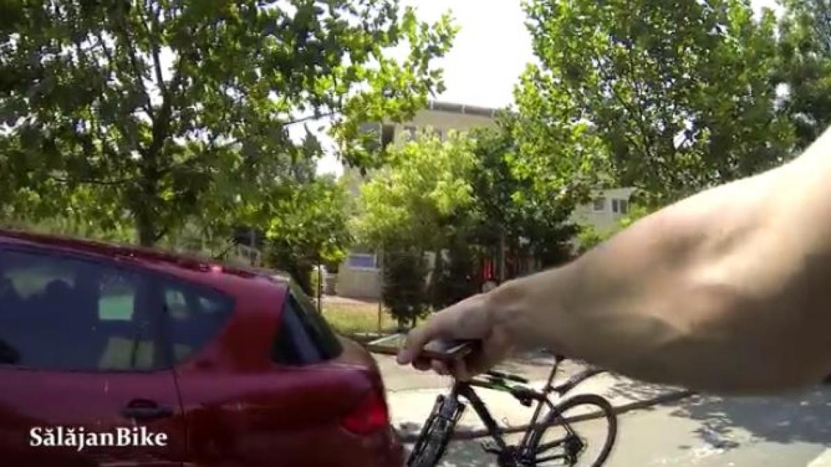 Biciclist lovit de o șoferiță din București, în mod repetat. S-a răzbunat pe el pentru că i-a bătut în geam. VIDEO