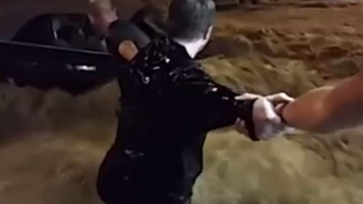 imagini dramatice si au riscat vietile pentru salvarea unei femei ramasa captiva in masina in