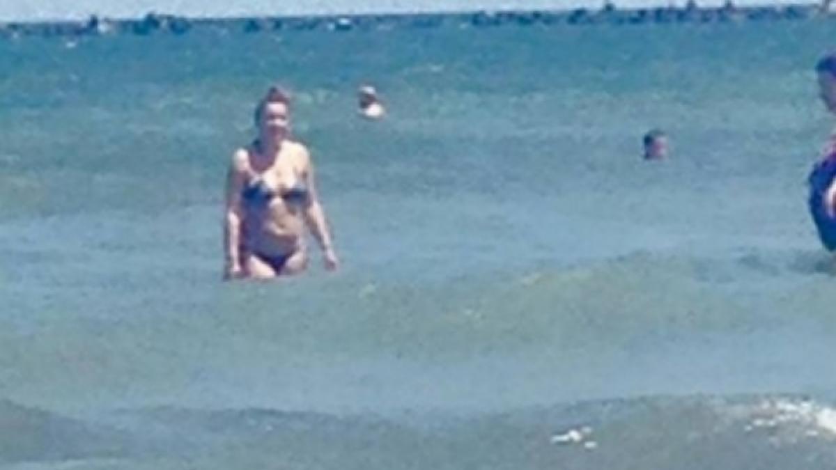 poza facuta azi in mamaia face inconjurul internetului cum a intrat o femeie in mare