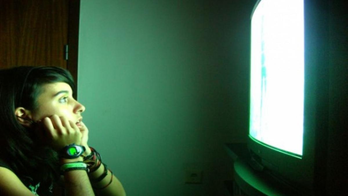 stai foarte mult timp in fata televizorului iata ce efecte dezastruoase ar putea avea acest lucru