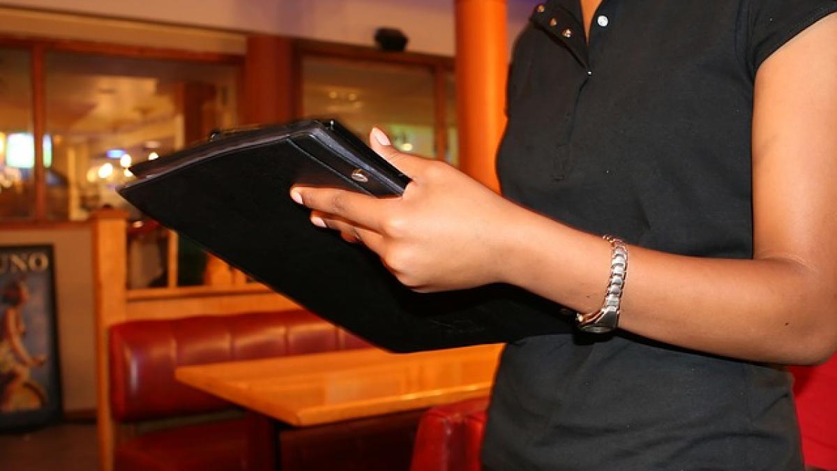 suma fabuloasa castigata din bacsisuri de un ospatar din mamaia