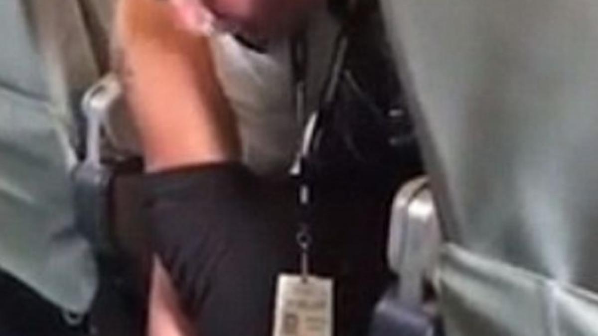 Scene șocante într-un avion, după ce pilotul a imobilizat un pasager. Vezi care a fost motivul