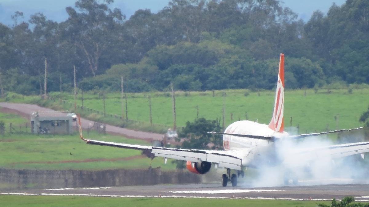 avion in flacari pe o pista a aeroportului din dubai