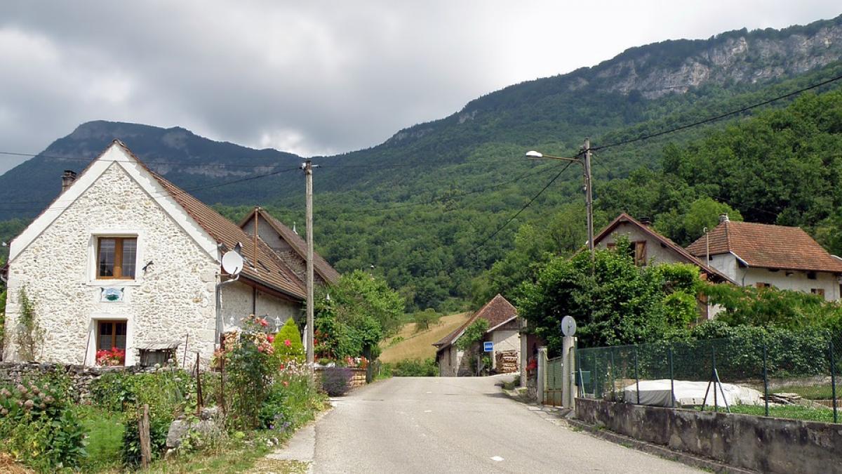 familie evacuata din locuinta si dj 106 e inchis din cauza unei stanci in pericol sa cada