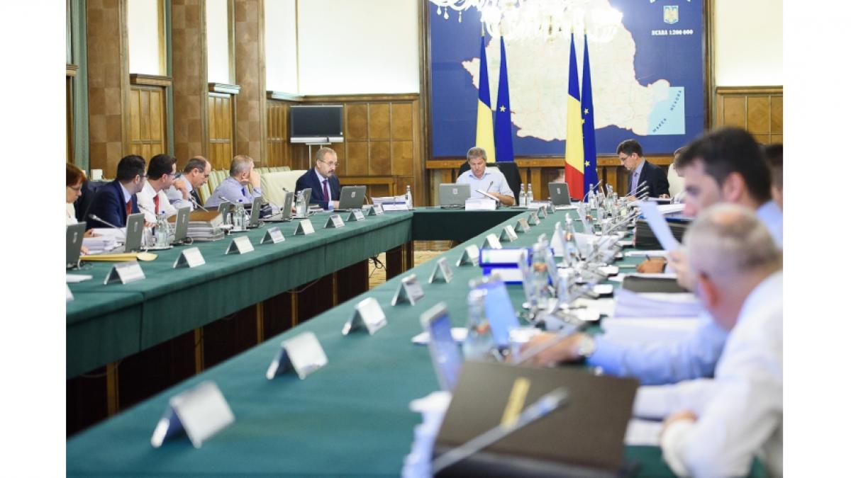 Guvernul Cioloş stă prost la numărat: Un elev va mânca doar jumătate de măr pe zi. Purtătorul de cuvânt al Guvernului: Respectăm o hotărâre din 2010