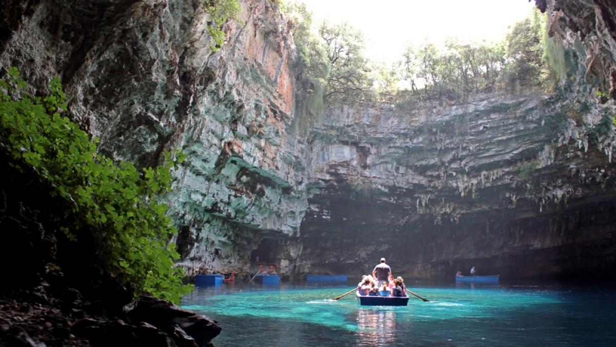 melissani si drogarati pesterile magice pe care trebuie sa le vezi