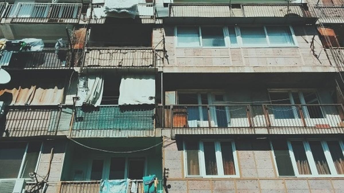 o fetita de 3 ani a supravietuit miraculos dupa o cadere de la etaj