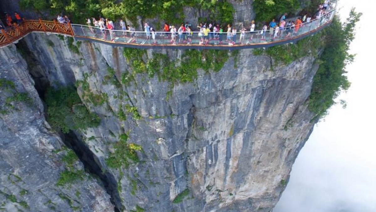 o noua pasarela spectaculoasa din sticla ii provoaca pe turistii care nu au rau de inaltime