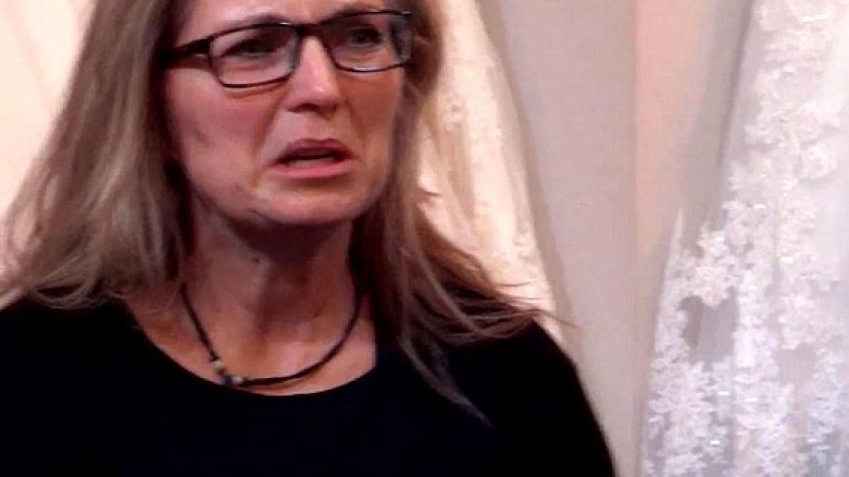 facuta praf in timp ce proba rochia de mireasa i a spus ca arata ca un jucator de rugby cu picioare