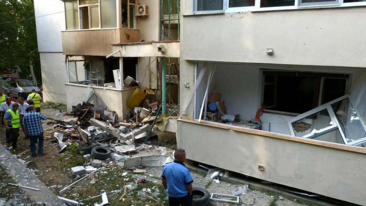 Incendiu în blocul afectat de explozie, la Iași. Clădirea arată ca după bombardament