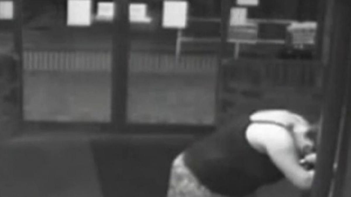 imagini socante au fost surprinse in marea britanie o femeie insarcinata a nascut langa spital