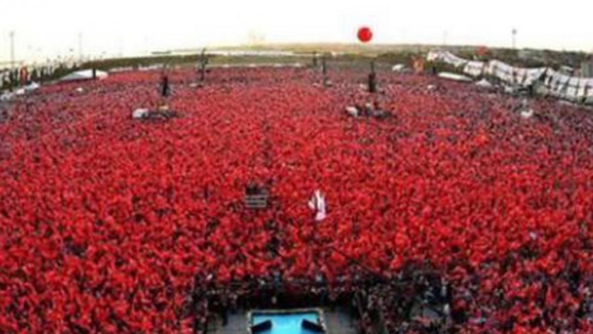 manifestatie de amploare in turcia sute de mii de persoane au iesit in strada pentru sustinerea