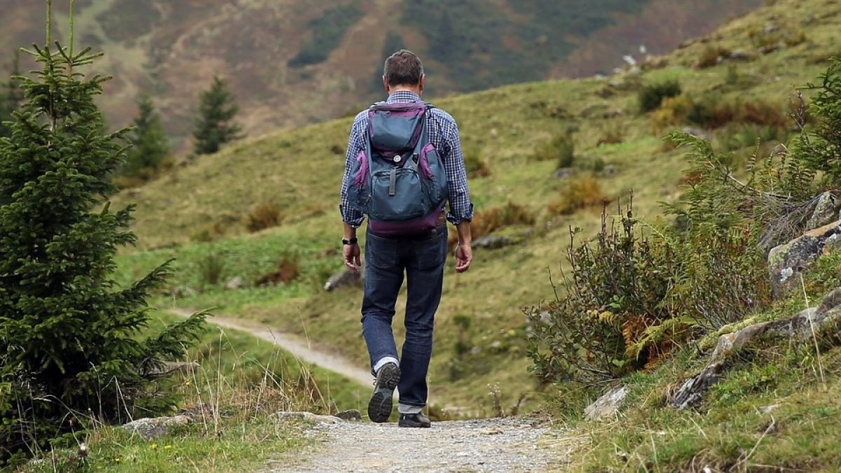 Operaţiune de salvare dificilă în munţi: Un turist de 50 de ani a căzut pe un perete stâncos