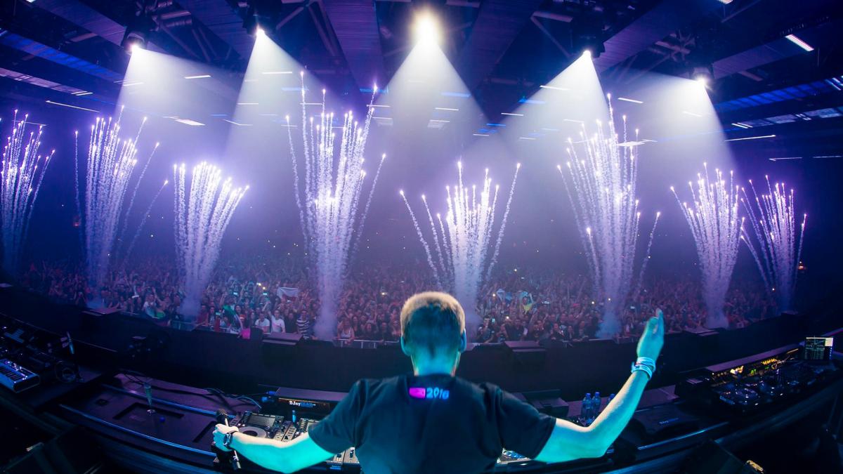 untold gesturi minunate ale dj ului olandez armin van buuren pentru romani tricolor pe umeri si