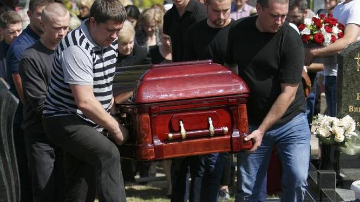 avea 55 de ani si a murit de cancer ce a descoperit sotia lui la inmormantare