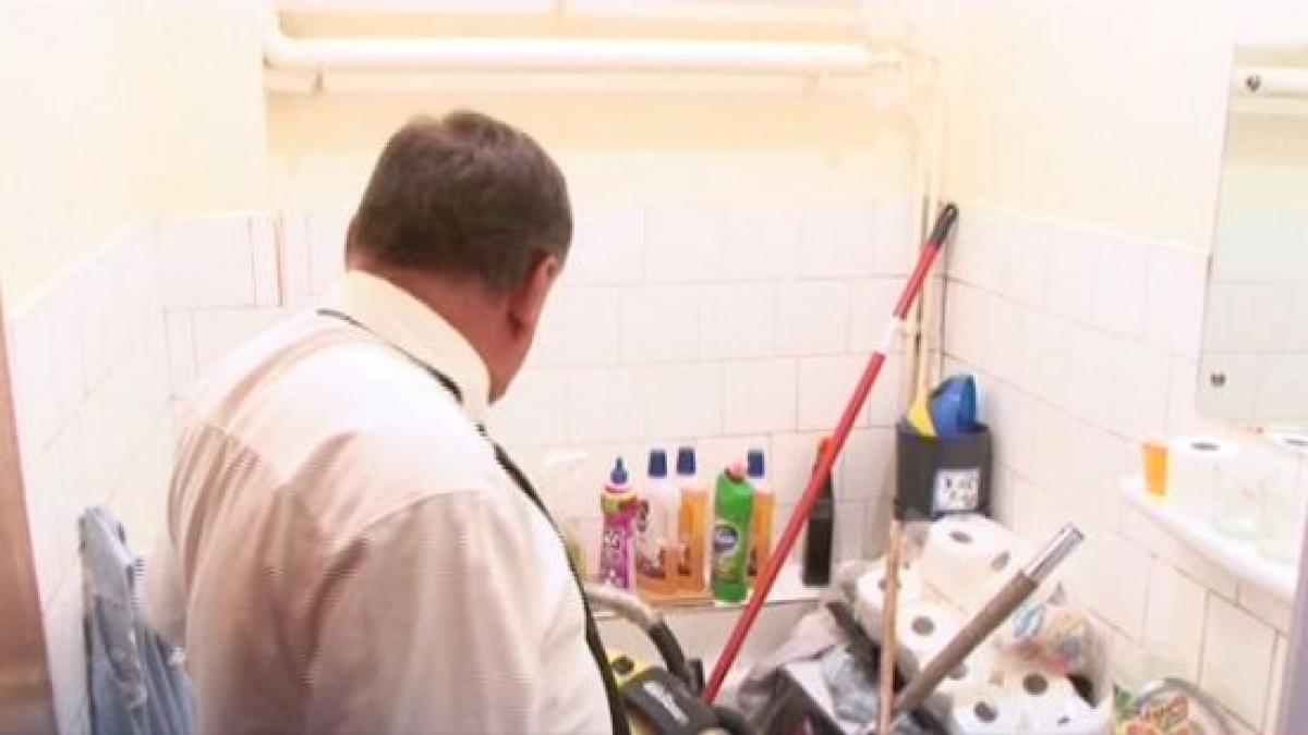 caz delicat secretarul unei primarii imparte biroul cu femeia de seviciu