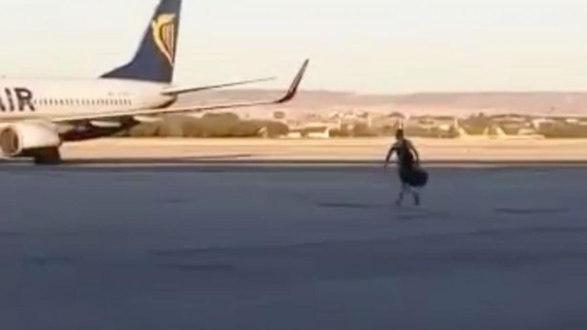 gestul disperat al unui barbat care a pierdut avionul imaginile filmate pe un aeroport din madrid