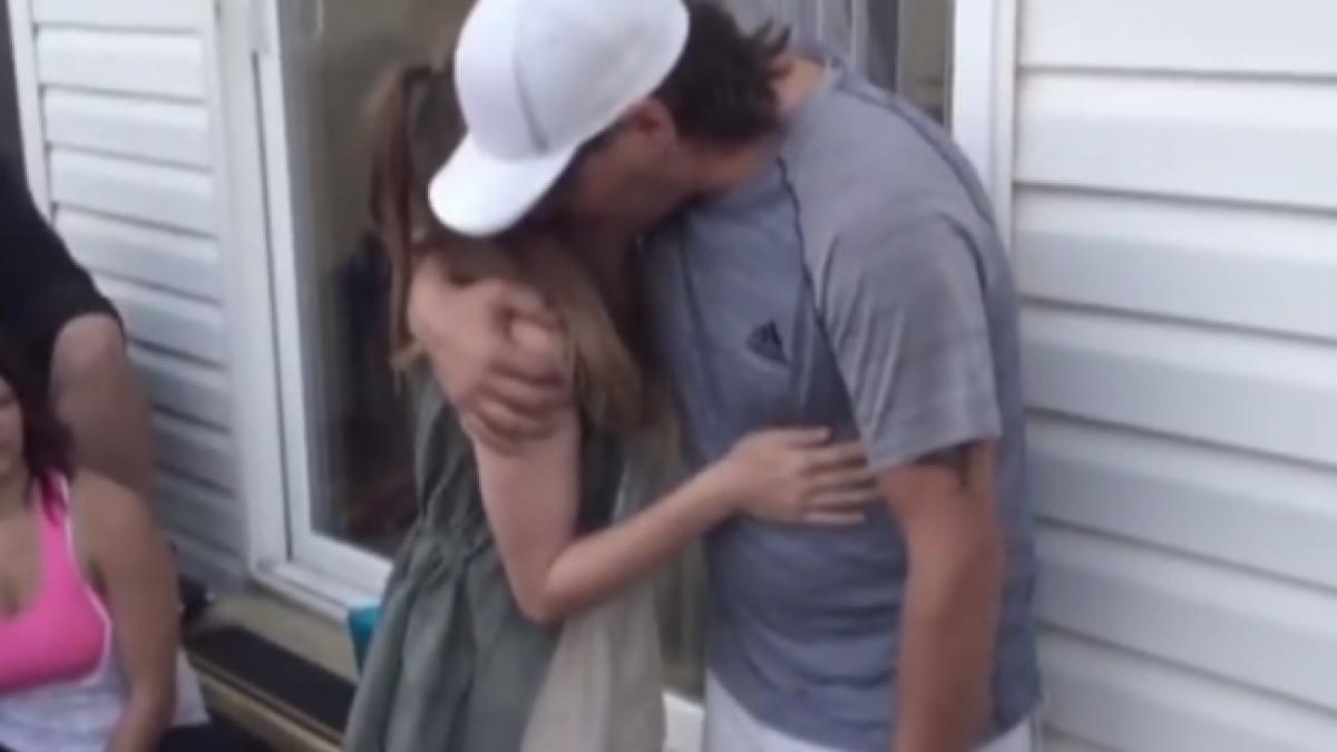 a izbucnit in lacrimi cand a primit un cadou de la fiica iubitei sale