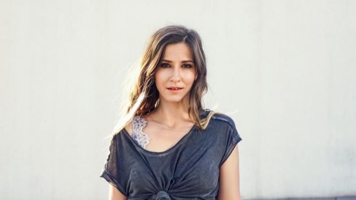 dana rogoz pusa la zid de fani actrita le a dat replica nu imi spuneti mie