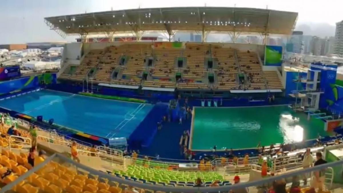 detaliu apa verde bazin rio