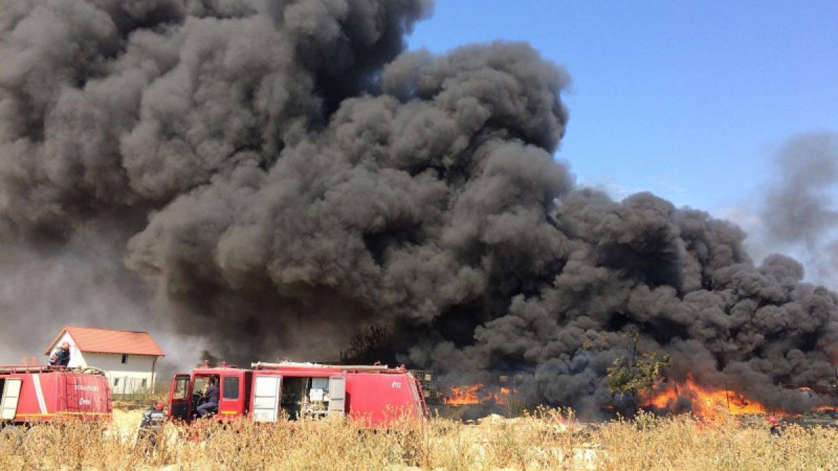 incendiu de proportii la un container cu vopsea fumul toxic se vede de la kilometri