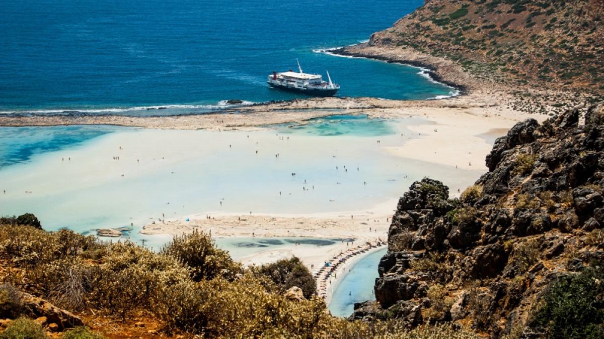 lagune grecesti cu ape in nuante ireale