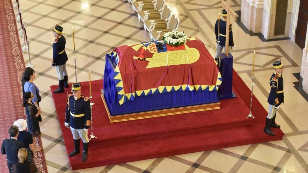 peste trei mii de romani au adus un ultim omagiu reginei ana