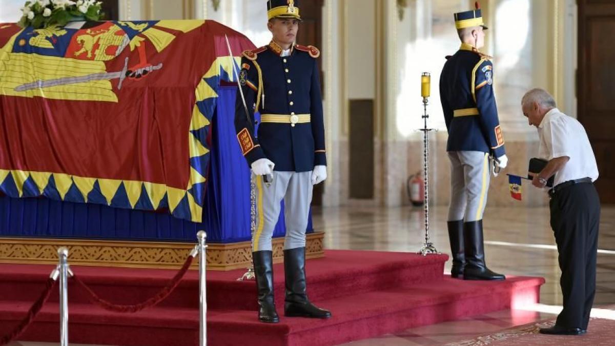 romanii isi iau ramas bun de la regina ana reguli pentru cei care merg sa prezinte un omagiu la