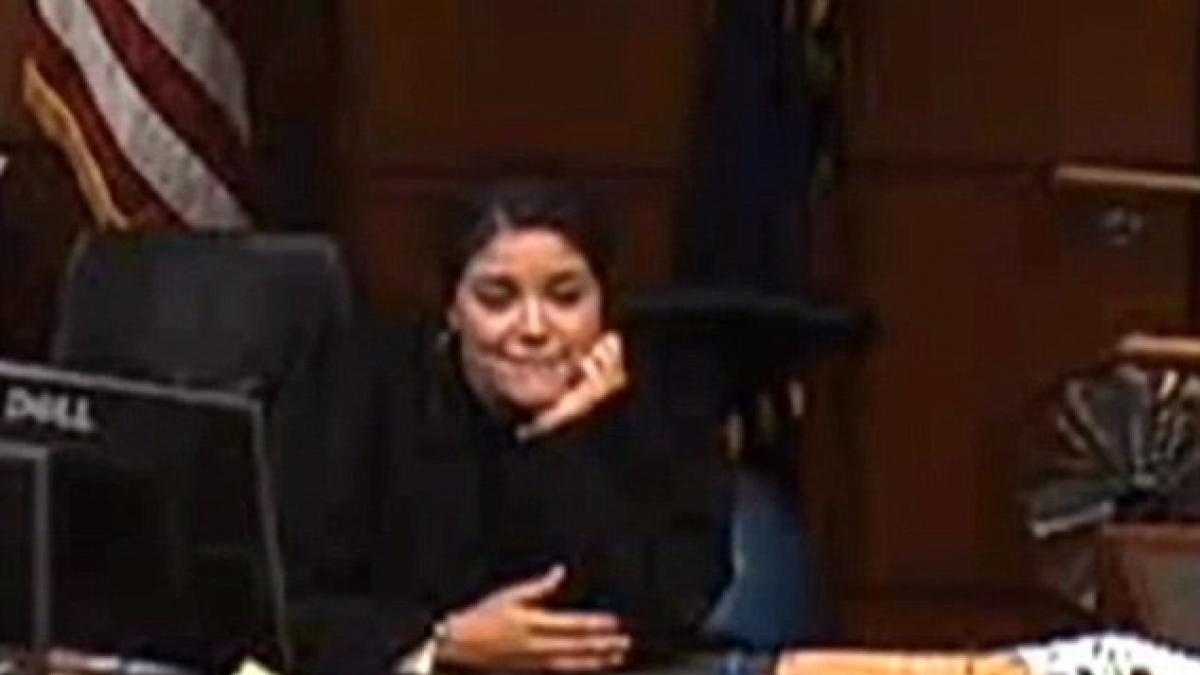 gestul emotionant facut de o judecatoare pentru un detinut toata sala de judecata a inceput sa