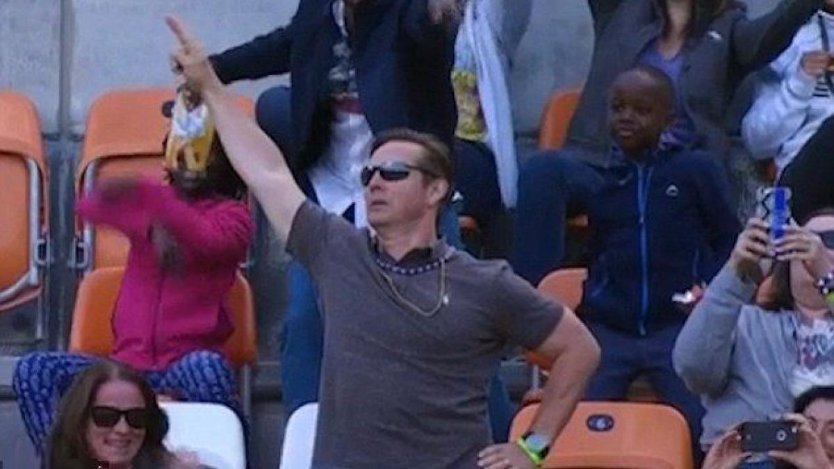 s a ridicat din tribune si a inceput sa danseze gangnam style