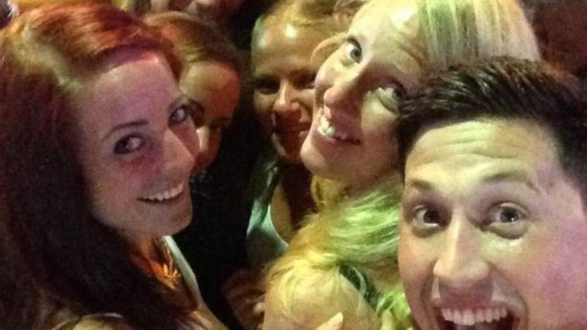 a castigat premiul cel mare la loterie dar a cheltuit aproape toti banii pe haine distractie si