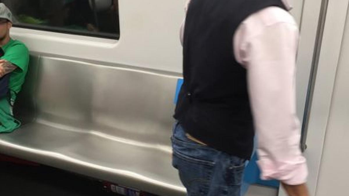 ce face acest batran cand i se ofera un loc pe scaun la metrou calatorilor nu le a venit sa creada